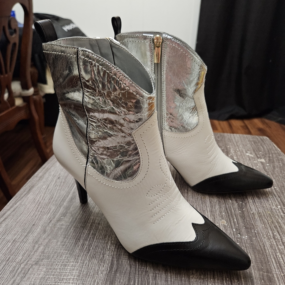Vince Camuto Saiovell Bootie Stylish Black and Silver Women Sz 7.5